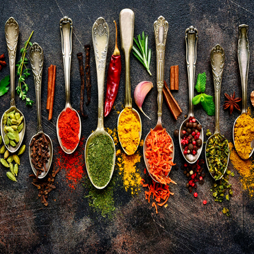 Assortment of natural spices on vintage spoons on dark slate 500 Jigsaw Puzzle 3D Modell