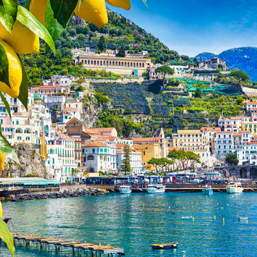 Panoramic view of beautiful Amalfi on hills leading down to the coast, Campania, Italy. Amalfi Coast is the most popular travel and vacation destination in Europe. Ripe yellow lemons in the foreground. 100 Jigsaw Puzzle 3D Modell