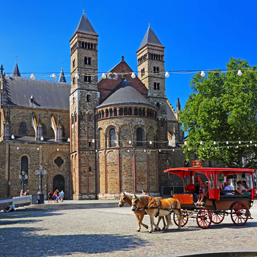 St. Servatius Basilica at Vrijthof with horse carriage, Maastricht 1000 Jigsaw Puzzle 3D Modell