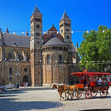 St. Servatius Basilica at Vrijthof with horse carriage, Maastricht 100 Jigsaw Puzzle 3D Modell