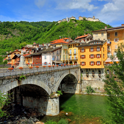 Bridge in the old town over the Sesia with view to Sacro Monte di Varallo in Valsesia, Italy 1000 Jigsaw Puzzle 3D Modell