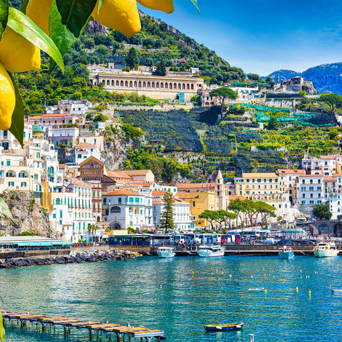 Panoramic view of beautiful Amalfi on hills leading down to the coast, Campania, Italy. Amalfi Coast is the most popular travel and vacation destination in Europe. Ripe yellow lemons in the foreground. 1000 Jigsaw Puzzle 3D Modell