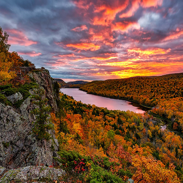 A fiery sunrise over Cloud Lake, Porcupine Mountains Sate Park, Michigan's top peninsula. 100 Jigsaw Puzzle 3D Modell